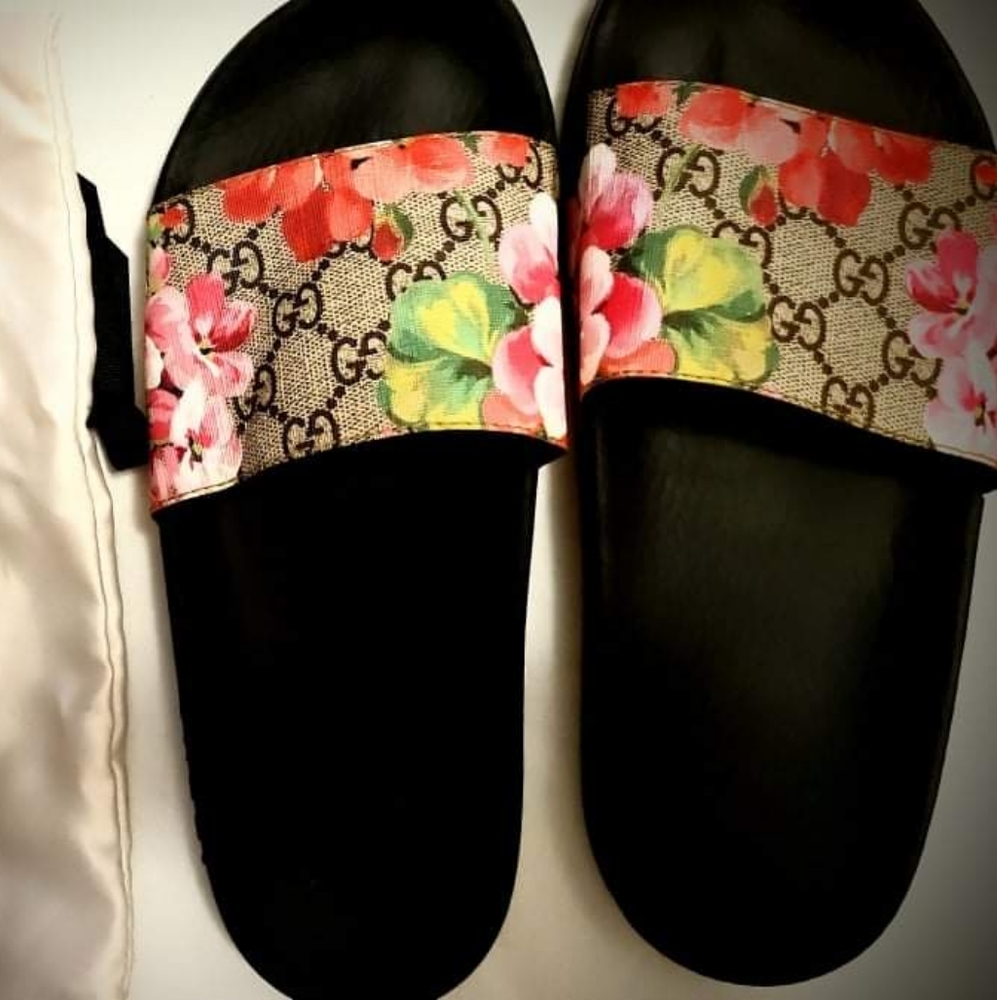Authentic woman's Gucci floral print sandals size 7.5